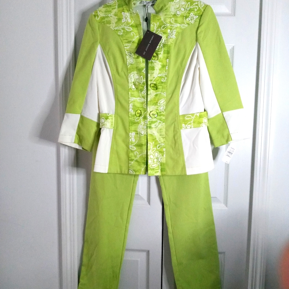 Gorgeous 2 piece Saint John Sport set